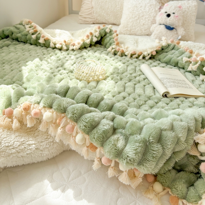 91家纺网 家纺一手货源 找家纺 潮邦创意家居 2025新款 奶芙绒流苏球毛毯 薄荷绿