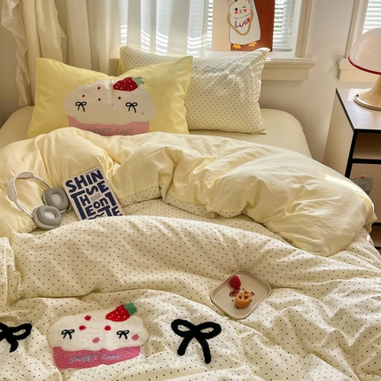 91家纺网 家纺一手货源 找家纺 桃喜 2025新款韩系卡通水洗棉毛巾绣套件（化纤） 波点草莓蛋糕（水洗棉）