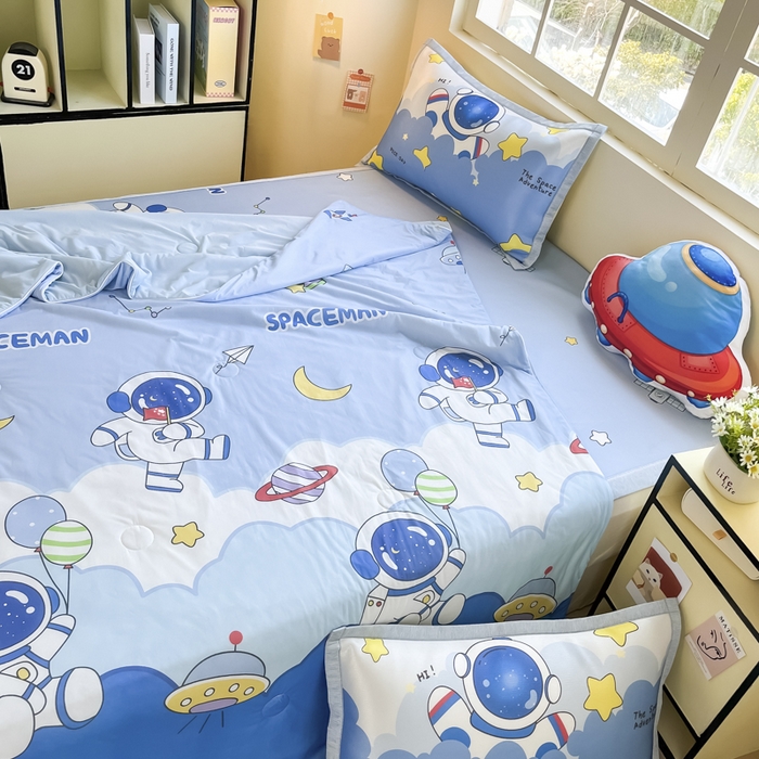 91家纺网 家纺一手货源 找家纺 博雅 2025新款A类大版数码印花冰丝凉席可组合凉感丝夏被-宇航员 太空漫步