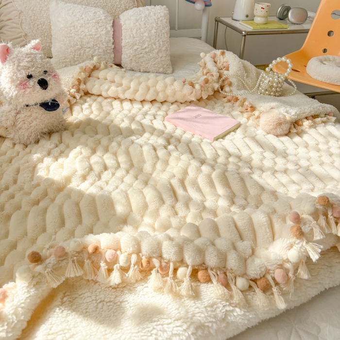 91家纺网 家纺一手货源 找家纺 潮邦创意家居 2025新款 奶芙绒流苏球毛毯 绵云白