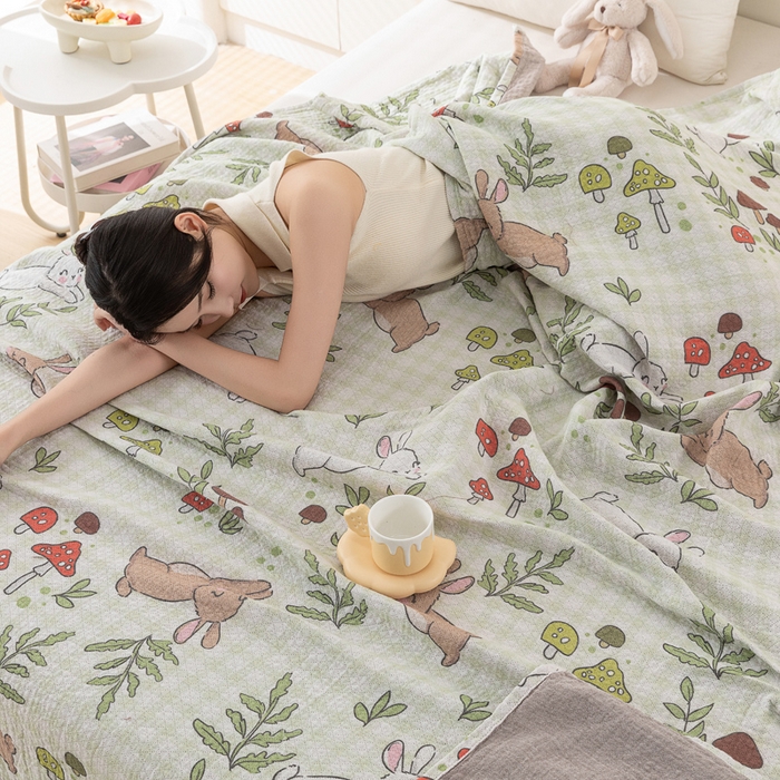 91家纺网 家纺一手货源 找家纺 乐家毛巾被（工厂自产自销） 2025春夏新款三层全棉纯棉印花毛巾被 蘑菇兔