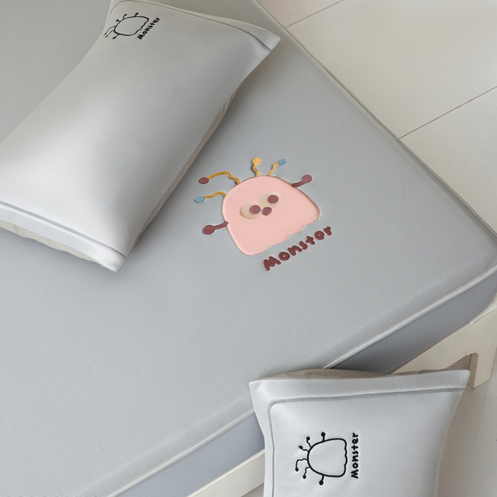 91家纺网 家纺一手货源 找家纺 全季家居 2025新款5A抗菌碳光卡通贴布系列冰丝席 床笠款-快乐精灵-银灰