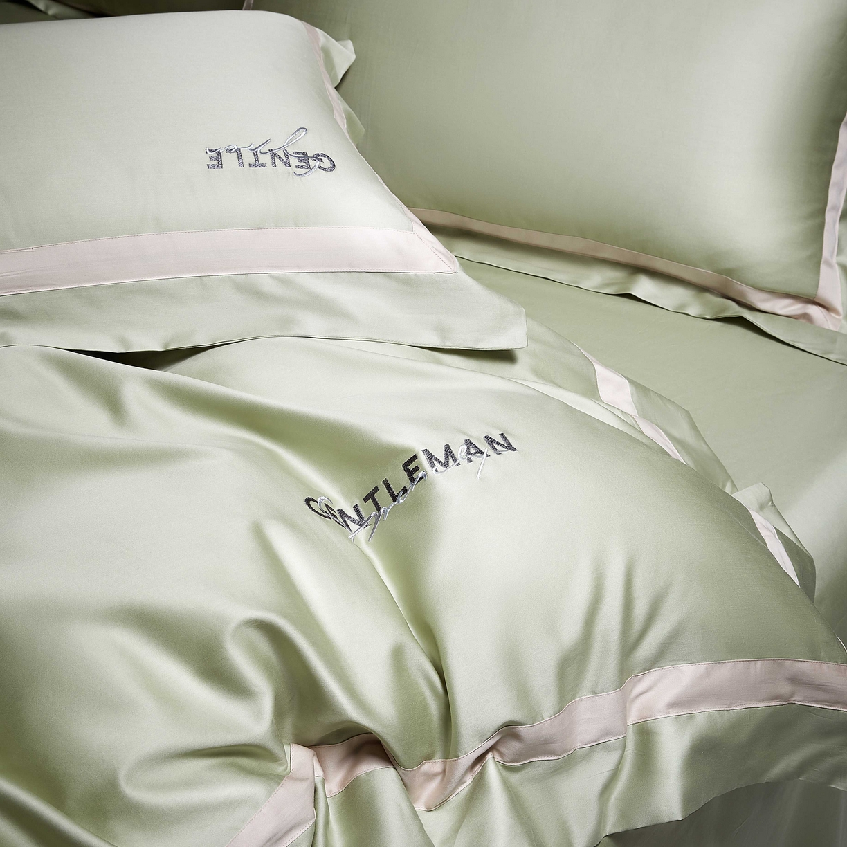 91家纺网 家纺一手货源 找家纺 佳汐蓝家纺 2025春夏新款新疆棉纯棉轻奢四件套（贴边款） 绿灰色