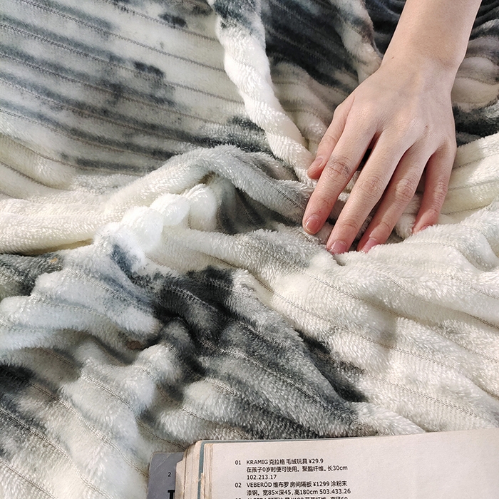 91家纺网 家纺一手货源 找家纺 巴木赫2025新款200g水墨印染抽条毛毯毯子 水墨画