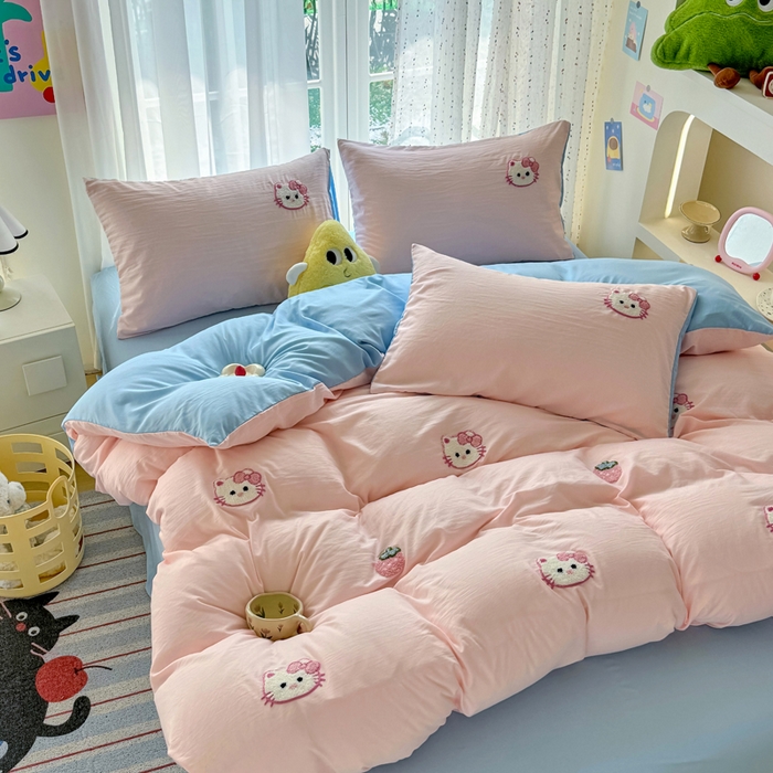 91家纺网 家纺一手货源 找家纺 优卡迪家纺馆 2025新款水洗棉毛巾绣四件套（下载文件夹包含买家秀） 草莓KT-玉粉