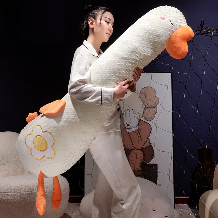 91家纺网 家纺一手货源 找家纺 仟亿莱 2025新款豆豆绒大鹅长条抱枕 豆豆绒长条大白鹅