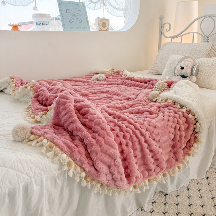 91家纺网 家纺一手货源 找家纺 潮邦创意家居 2025新款 奶芙绒流苏球毛毯 甜莓粉