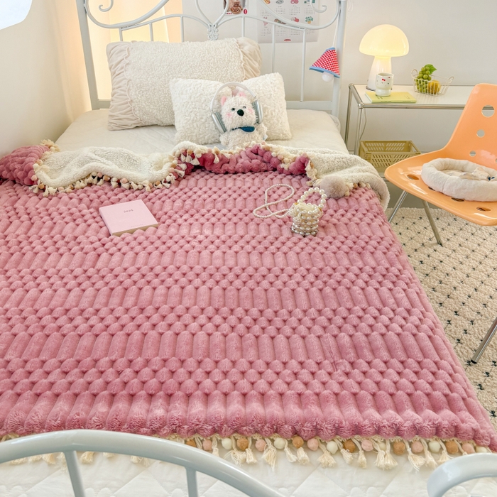 91家纺网 家纺一手货源 找家纺 潮邦创意家居 2025新款 奶芙绒流苏球毛毯 甜莓粉