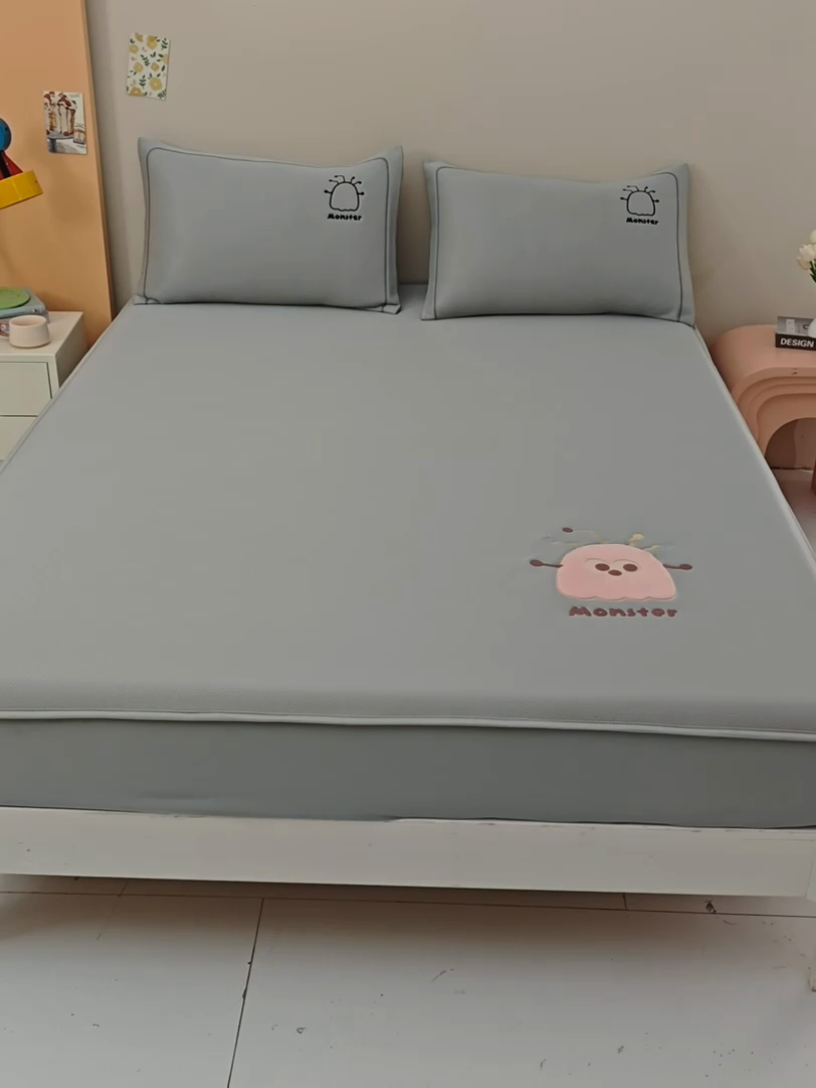 91家纺网 家纺一手货源 找家纺 全季家居 2025新款5A抗菌碳光卡通贴布系列冰丝席 床笠款-快乐精灵-银灰