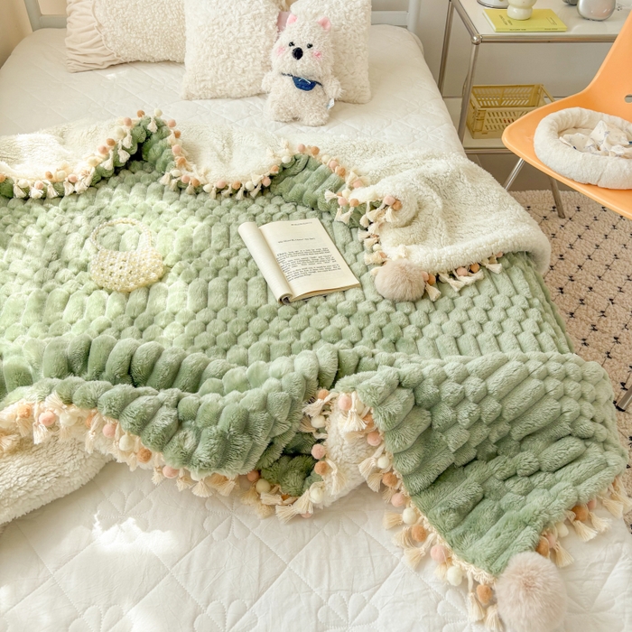 91家纺网 家纺一手货源 找家纺 潮邦创意家居 2025新款 奶芙绒流苏球毛毯 薄荷绿