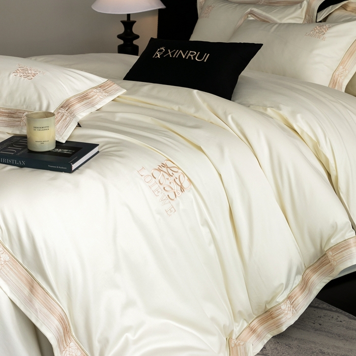 91家纺网 家纺一手货源 找家纺 馨蕊家居 2025新款100s高奢典藏简约全棉系列四件套-棉罗莎 棉罗莎-月光白