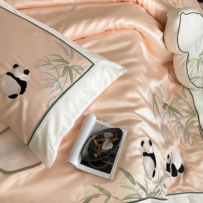 91家纺网 家纺一手货源 找家纺 MIU缪家居 2025新款60支兰精天丝四件套-熊猫与竹 熊猫与竹-浅粉