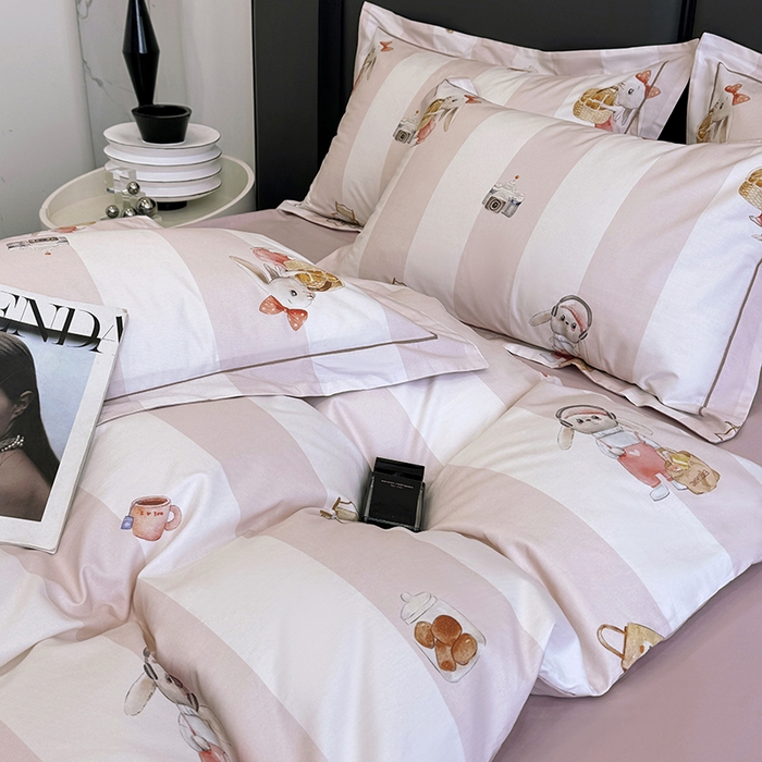 91家纺网 家纺一手货源 找家纺 乐蔻家纺 2025新款全棉13376数码印花四件套 音乐兔（粉）