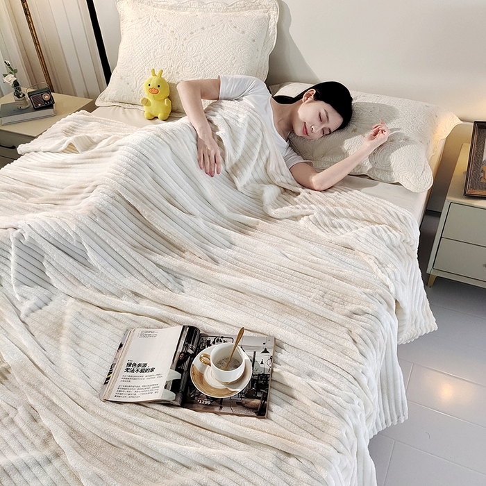 91家纺网 家纺一手货源 找家纺 巴木赫2025新款200g水墨印染抽条毛毯毯子 奶白