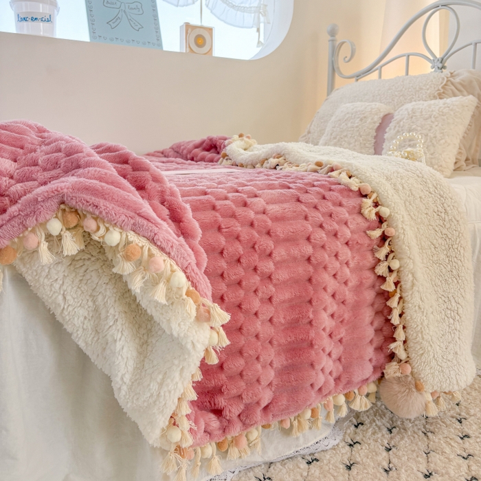 91家纺网 家纺一手货源 找家纺 潮邦创意家居 2025新款 奶芙绒流苏球毛毯 甜莓粉