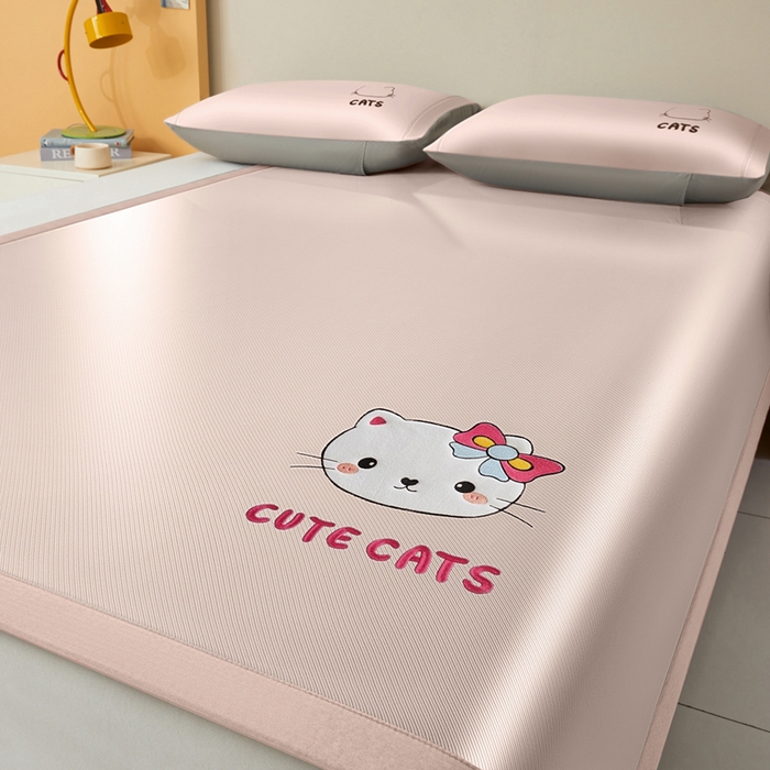 91家纺网 家纺一手货源 找家纺 全季家居 2025新款5A抗菌碳光卡通贴布系列冰丝席 床席款-胖脸猫咪-淡粉