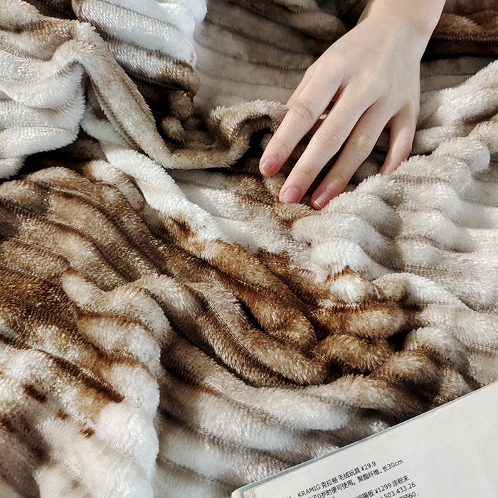 91家纺网 家纺一手货源 找家纺 巴木赫2025新款200g水墨印染抽条毛毯毯子 棕色