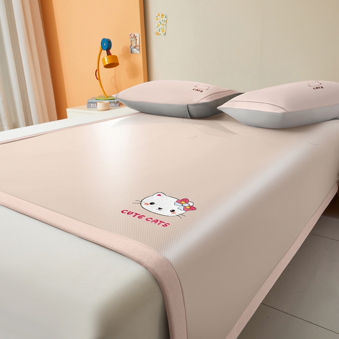91家纺网 家纺一手货源 找家纺 全季家居 2025新款5A抗菌碳光卡通贴布系列冰丝席 床席款-胖脸猫咪-淡粉
