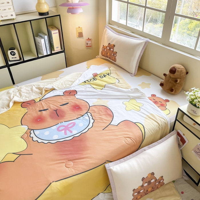 91家纺网 家纺一手货源 找家纺 博雅 2025新款A类大版数码印花冰丝凉席可组合凉感丝夏被-卡皮巴拉 月亮卡皮巴拉