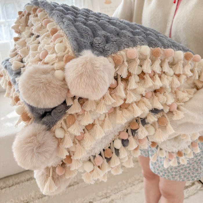 91家纺网 家纺一手货源 找家纺 潮邦创意家居 2025新款 奶芙绒流苏球毛毯 浅蓝灰