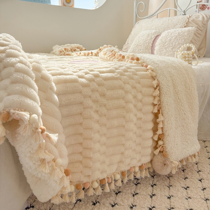 91家纺网 家纺一手货源 找家纺 潮邦创意家居 2025新款 奶芙绒流苏球毛毯 绵云白