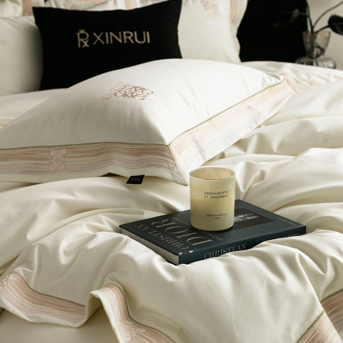 91家纺网 家纺一手货源 找家纺 馨蕊家居 2025新款100s高奢典藏简约全棉系列四件套-棉罗莎 棉罗莎-月光白