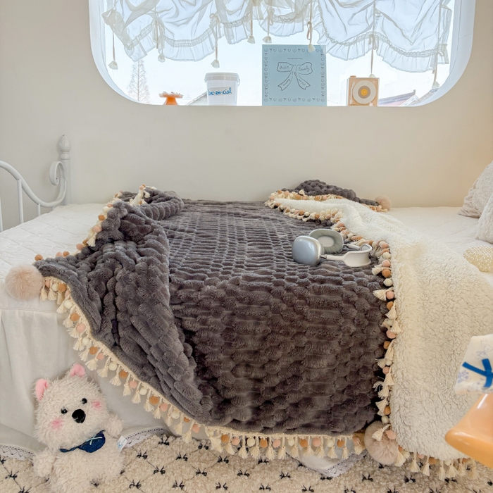 91家纺网 家纺一手货源 找家纺 潮邦创意家居 2025新款 奶芙绒流苏球毛毯 深暮灰