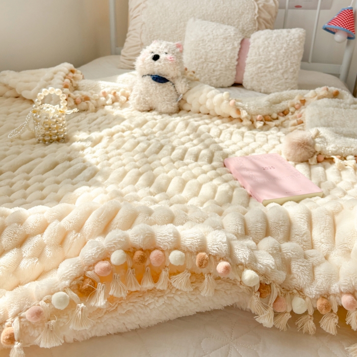 91家纺网 家纺一手货源 找家纺 潮邦创意家居 2025新款 奶芙绒流苏球毛毯 绵云白