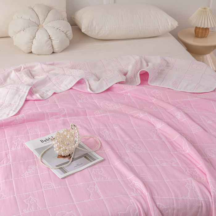 91家纺网 家纺一手货源 找家纺 乐家毛巾被（工厂自产自销） 2025春夏新款亲肤舒适六层纱布被 粉色简笔猫