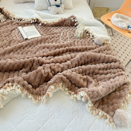 91家纺网 家纺一手货源 找家纺 潮邦创意家居 2025新款 奶芙绒流苏球毛毯 焦糖咖