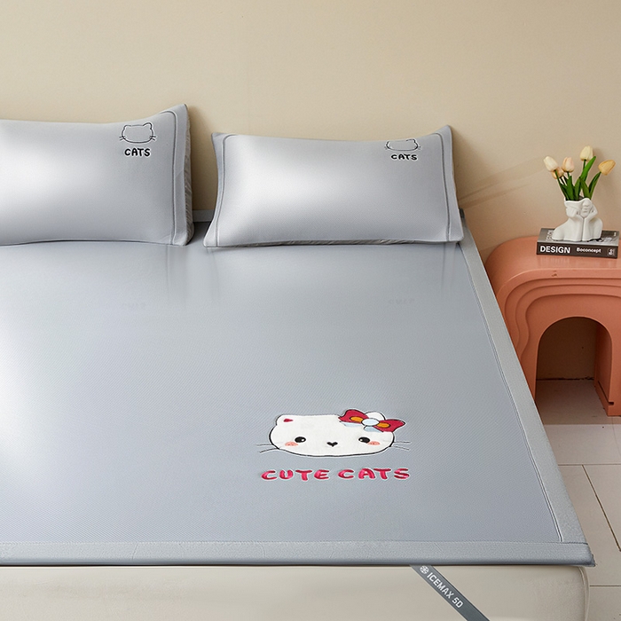 91家纺网 家纺一手货源 找家纺 全季家居 2025新款5A抗菌碳光卡通贴布系列冰丝席 床席款-胖脸猫咪-银灰