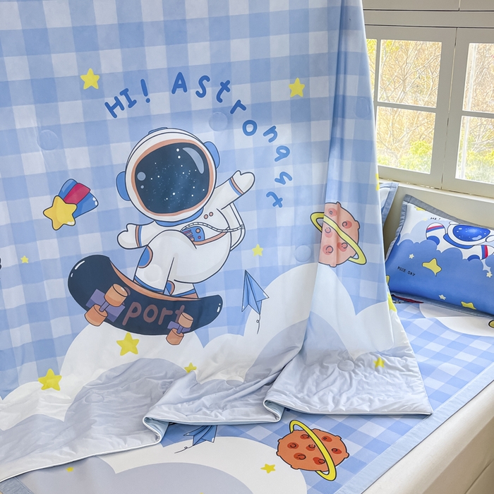 91家纺网 家纺一手货源 找家纺 博雅 2025新款A类大版数码印花冰丝凉席可组合凉感丝夏被-宇航员 滑板宇航员