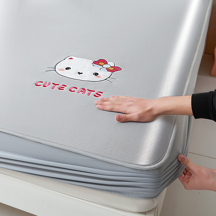 91家纺网 家纺一手货源 找家纺 全季家居 2025新款5A抗菌碳光卡通贴布系列冰丝席 床笠款-胖脸猫咪-银灰