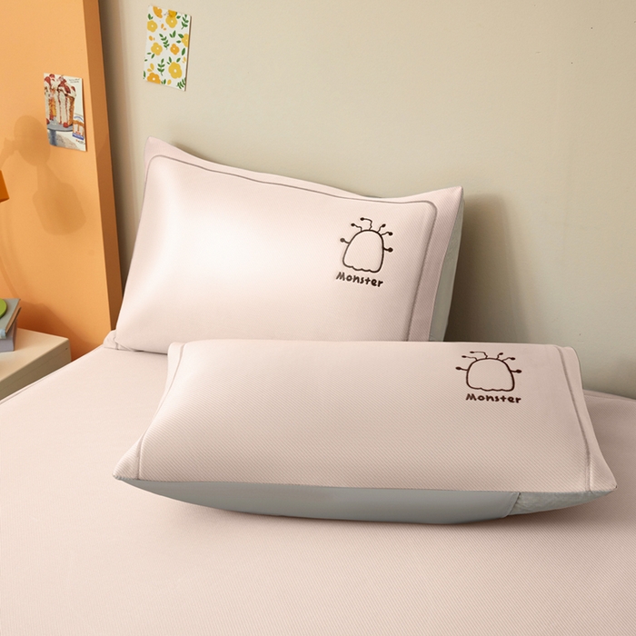 91家纺网 家纺一手货源 找家纺 全季家居 2025新款5A抗菌碳光卡通贴布系列冰丝席 床笠款-快乐精灵-淡粉