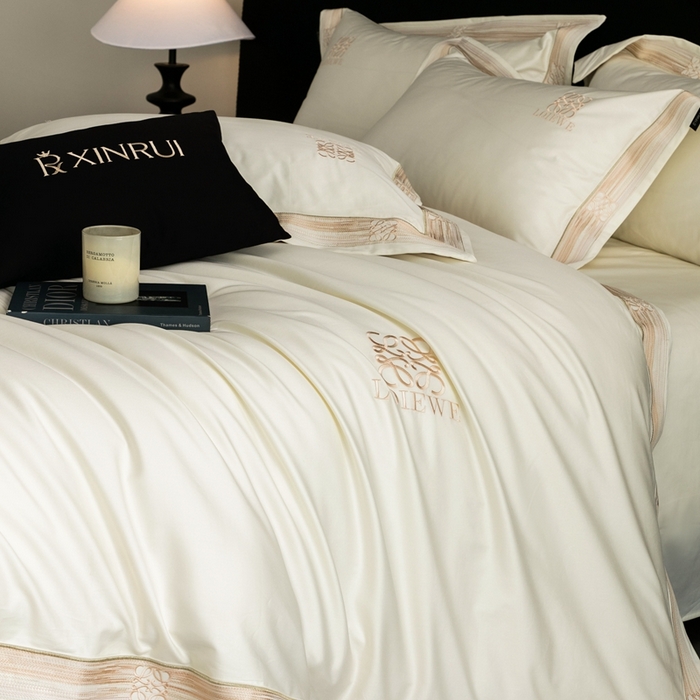 91家纺网 家纺一手货源 找家纺 馨蕊家居 2025新款100s高奢典藏简约全棉系列四件套-棉罗莎 棉罗莎-月光白