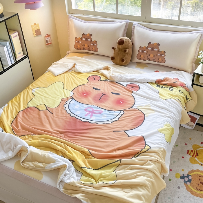 91家纺网 家纺一手货源 找家纺 博雅 2025新款A类大版数码印花冰丝凉席可组合凉感丝夏被-卡皮巴拉 月亮卡皮巴拉