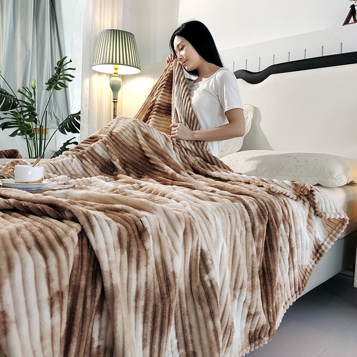 91家纺网 家纺一手货源 找家纺 巴木赫2025新款200g水墨印染抽条毛毯毯子 浅咖