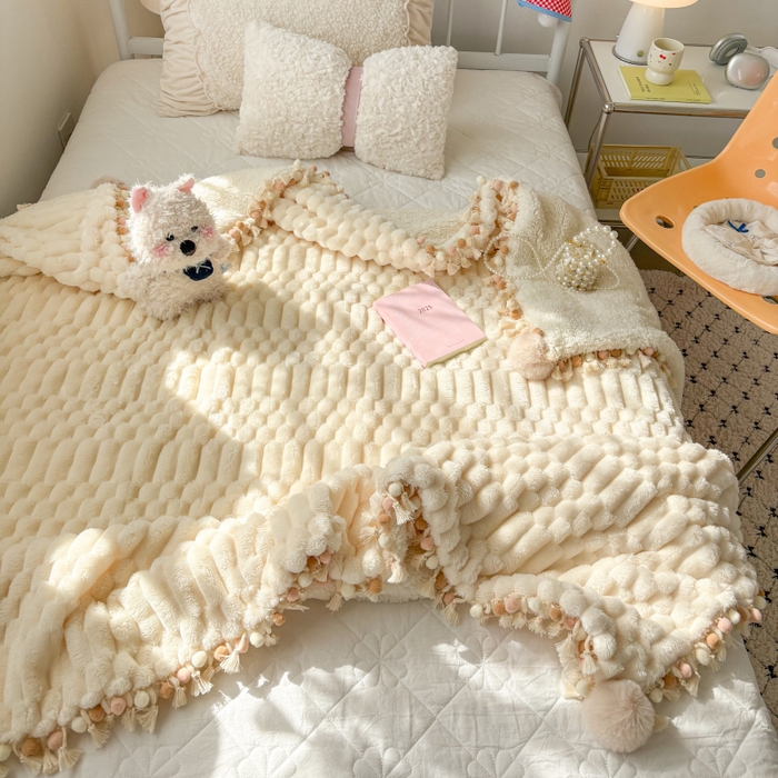 91家纺网 家纺一手货源 找家纺 潮邦创意家居 2025新款 奶芙绒流苏球毛毯 绵云白