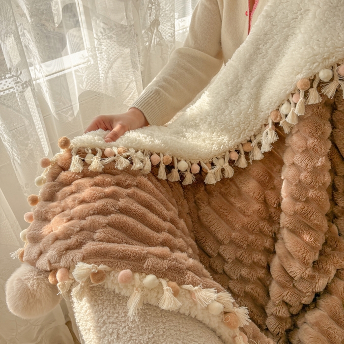 91家纺网 家纺一手货源 找家纺 潮邦创意家居 2025新款 奶芙绒流苏球毛毯 焦糖咖