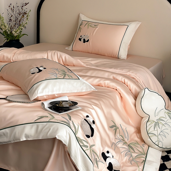 91家纺网 家纺一手货源 找家纺 MIU缪家居 2025新款60支兰精天丝四件套-熊猫与竹 熊猫与竹-浅粉