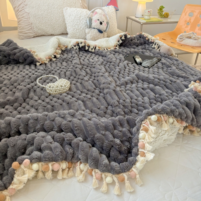 91家纺网 家纺一手货源 找家纺 潮邦创意家居 2025新款 奶芙绒流苏球毛毯 深暮灰