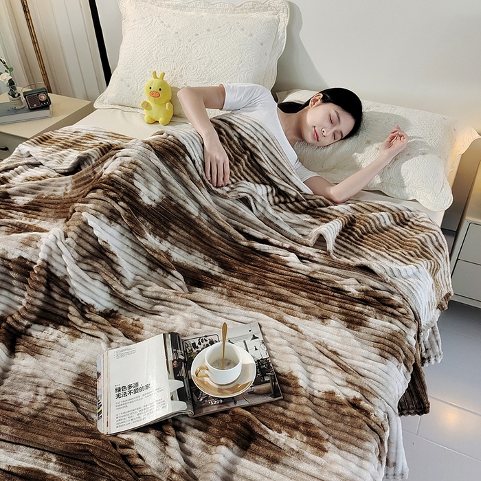 91家纺网 家纺一手货源 找家纺 巴木赫2025新款200g水墨印染抽条毛毯毯子 棕色