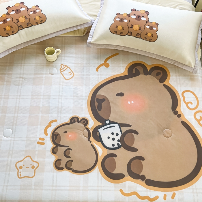 91家纺网 家纺一手货源 找家纺 （总）博雅 2025新款A类大版数码印花冰丝凉席可组合凉感丝夏被-卡皮巴拉