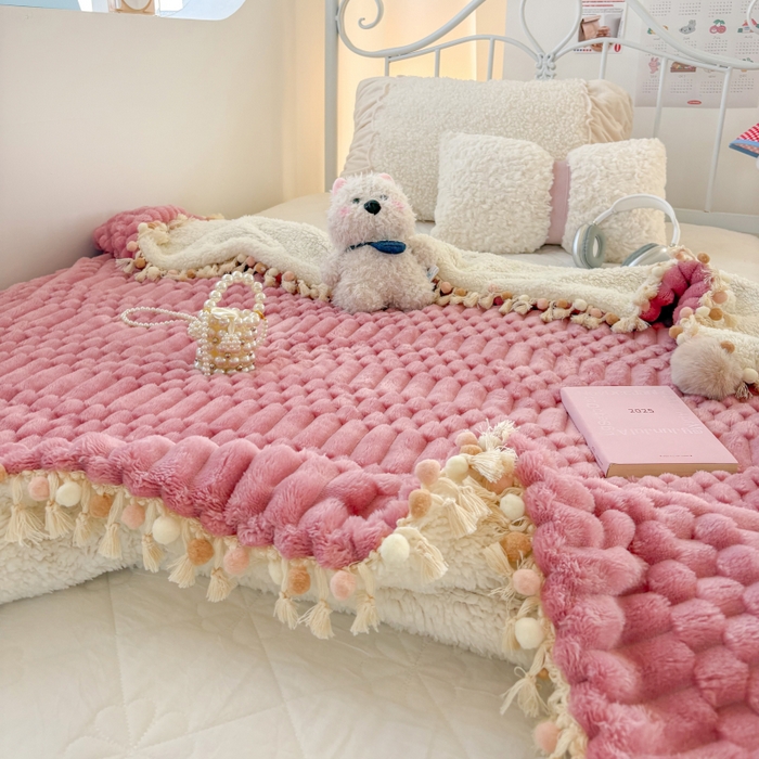 91家纺网 家纺一手货源 找家纺 潮邦创意家居 2025新款 奶芙绒流苏球毛毯 甜莓粉