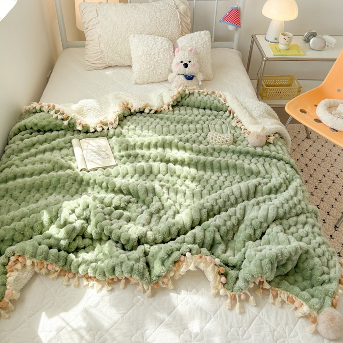 91家纺网 家纺一手货源 找家纺 潮邦创意家居 2025新款 奶芙绒流苏球毛毯 薄荷绿