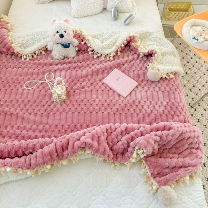 91家纺网 家纺一手货源 找家纺 潮邦创意家居 2025新款 奶芙绒流苏球毛毯 甜莓粉