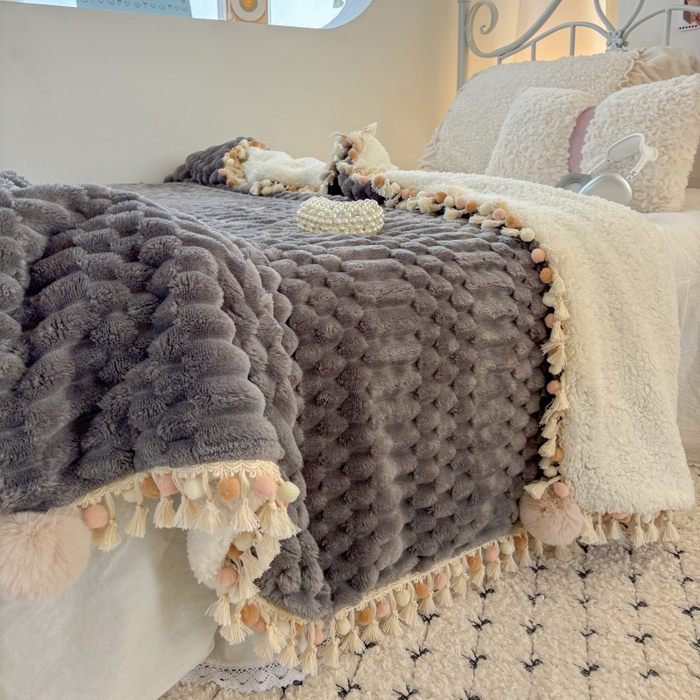 91家纺网 家纺一手货源 找家纺 潮邦创意家居 2025新款 奶芙绒流苏球毛毯 深暮灰