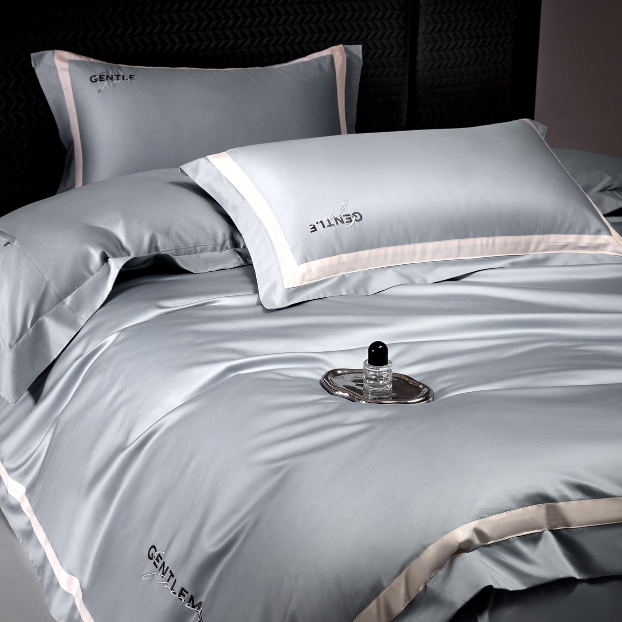 91家纺网 家纺一手货源 找家纺 佳汐蓝家纺 2025春夏新款新疆棉纯棉轻奢四件套（贴边款） 低音灰