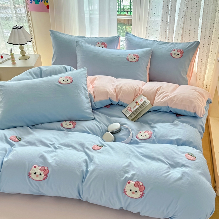 91家纺网 家纺一手货源 找家纺 优卡迪家纺馆 2025新款水洗棉毛巾绣四件套（下载文件夹包含买家秀） 草莓KT-天蓝