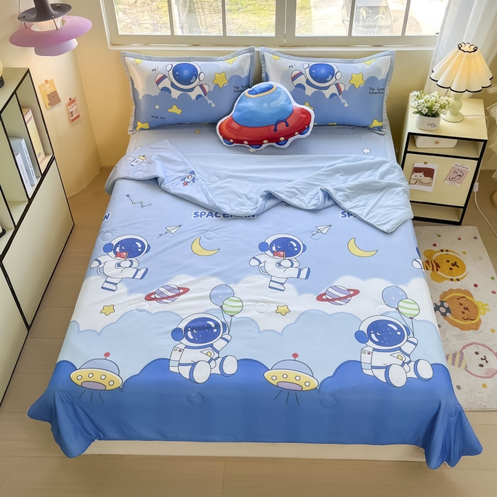 91家纺网 家纺一手货源 找家纺 博雅 2025新款A类大版数码印花冰丝凉席可组合凉感丝夏被-宇航员 太空漫步